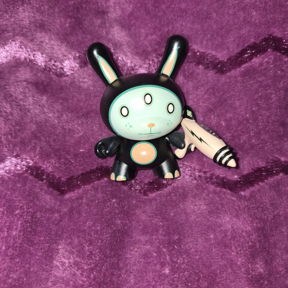 Kidrobot Tara Mcpherson Alien Ion Dunny Series With Gun Toy Rare